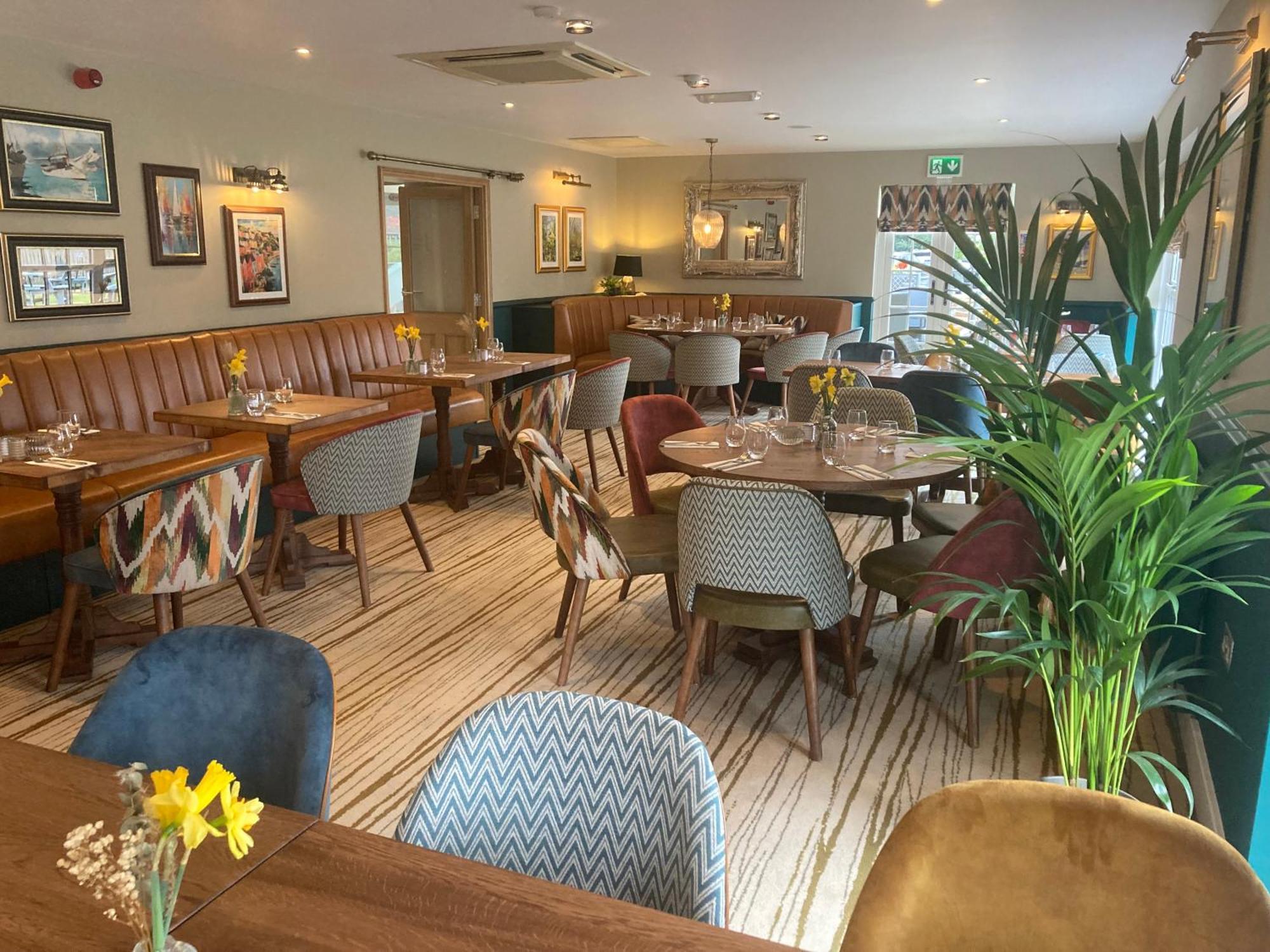 The Britannia Inn & Waves Restaurant เซนต์ออสเทลล์ ภายนอก รูปภาพ