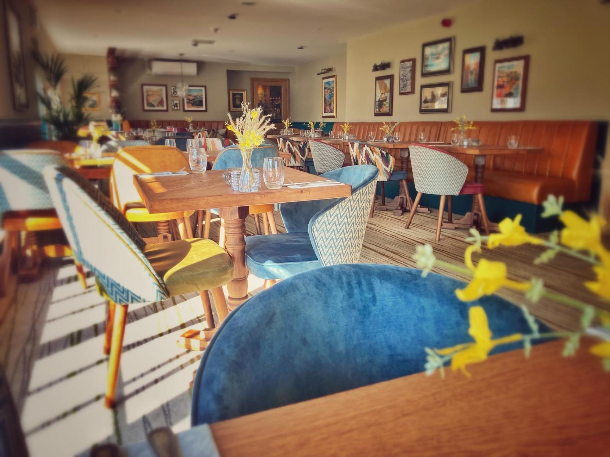 The Britannia Inn & Waves Restaurant เซนต์ออสเทลล์ ภายนอก รูปภาพ